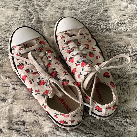 Converse All Star Chuck Taylor Strawberry Cherry Fruit Sneakers Girls Size 2 - Picture 2 of 3